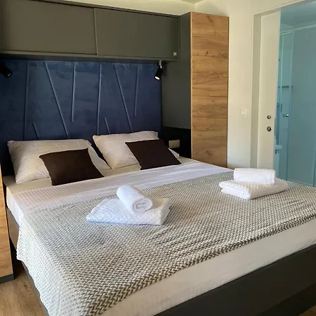 De Luxe M&d * ביוגראד נה מורו