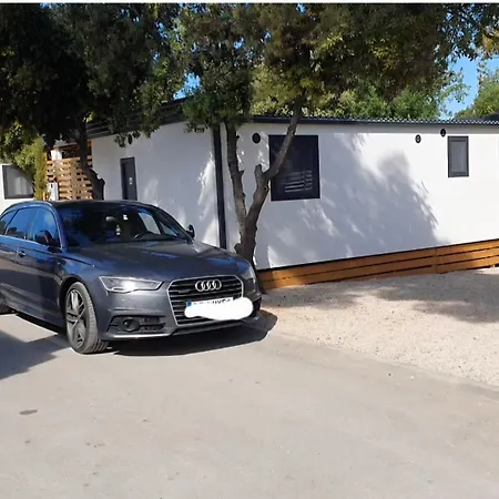 De Luxe M&d * ביוגראד נה מורו